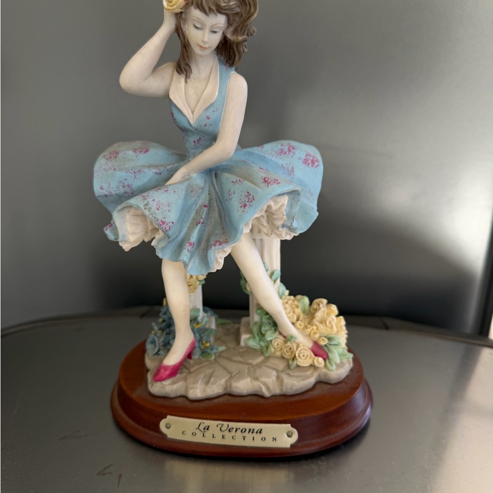 La Verona Figurine